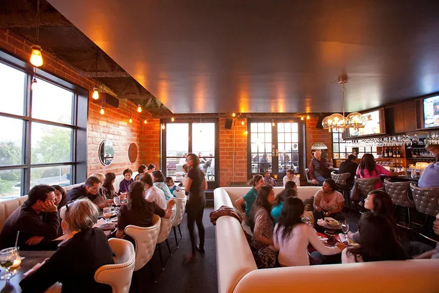 benjy's houston dining room.